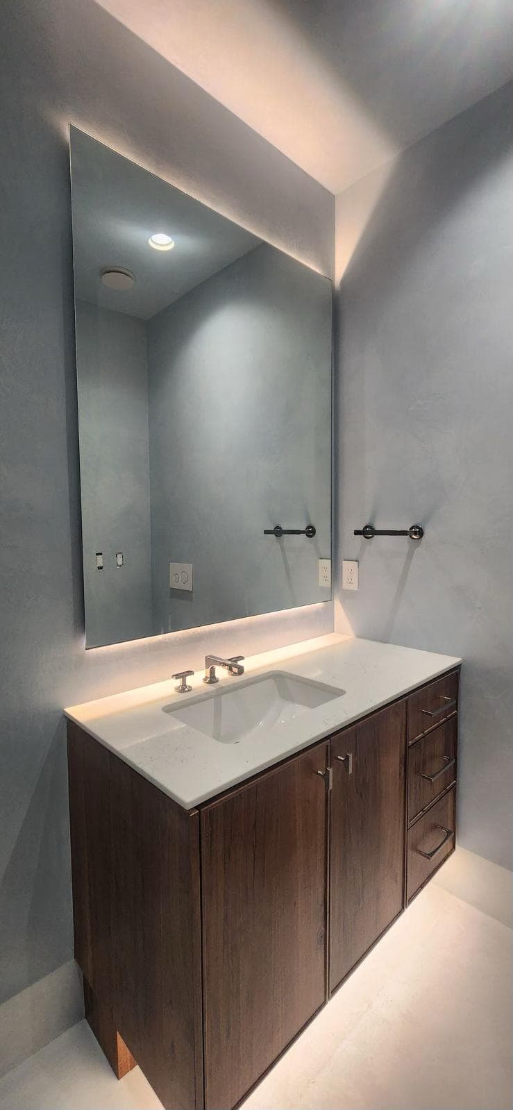 picture of a recently painted bathroom