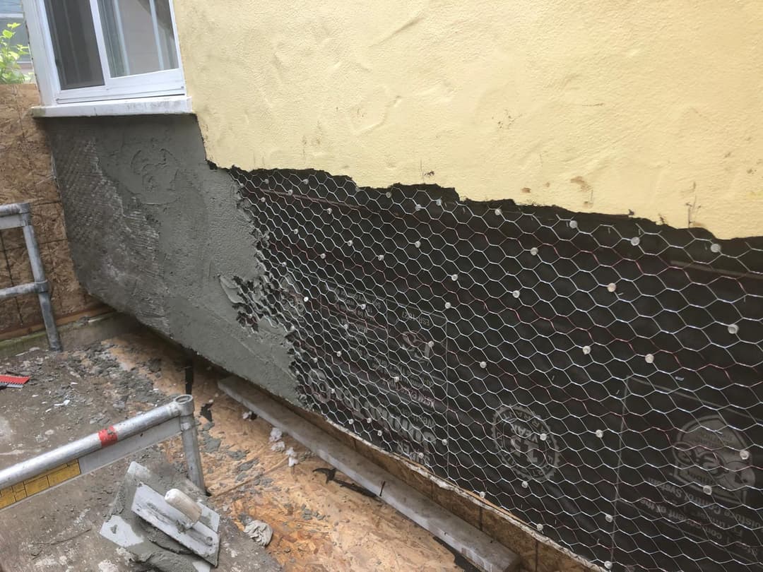 picture of a wire fence ready to be plastered